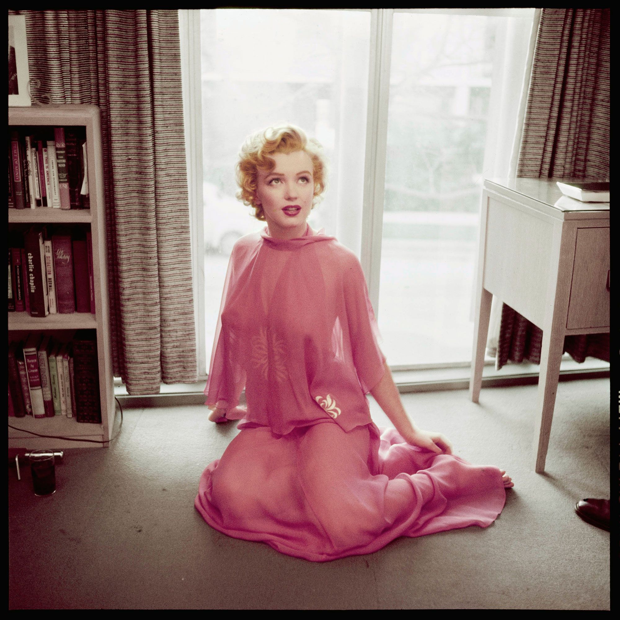 00-holding-5-things-marilyn-monroe.jpg