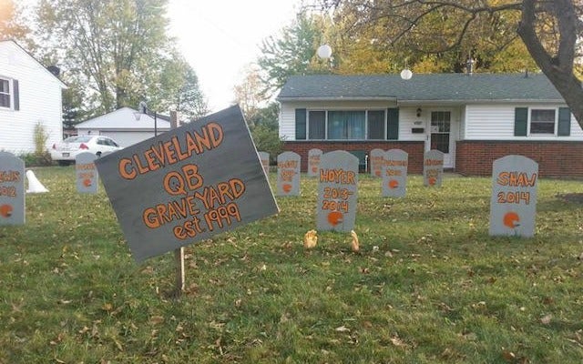 Browns-QB-graveyard-10-26-15-1243953721.jpg